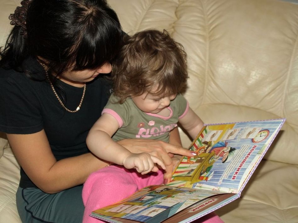 Читать мама с другом. Дети читают. Сказки для детей читать. Дети рассматривают книги. Мама читает книжку ребенку.