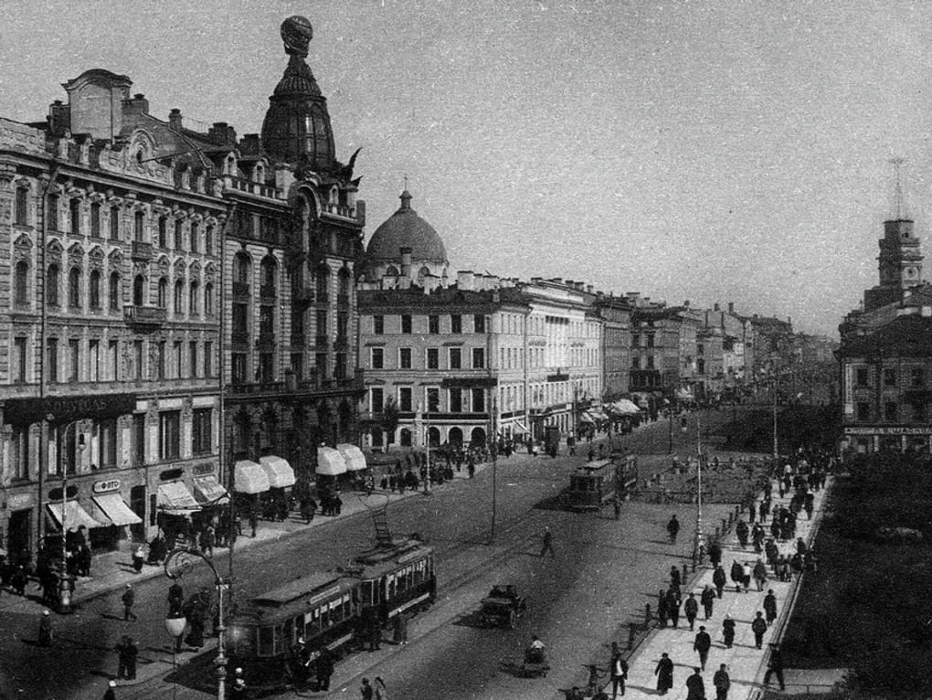 Проспект 25 Октября. Налево – Дом Книги (№ 16). Ленинград, 1929 год. Фотография: Владимир Пресняков / архив Александра Одинокова / <a href="https://russiainphoto.ru/search/photo/years-1840-1999/?paginate_page=1&amp;query=дом+зингер&amp;page=1&amp;index=7" target="_blank">russiainphoto.ru</a>