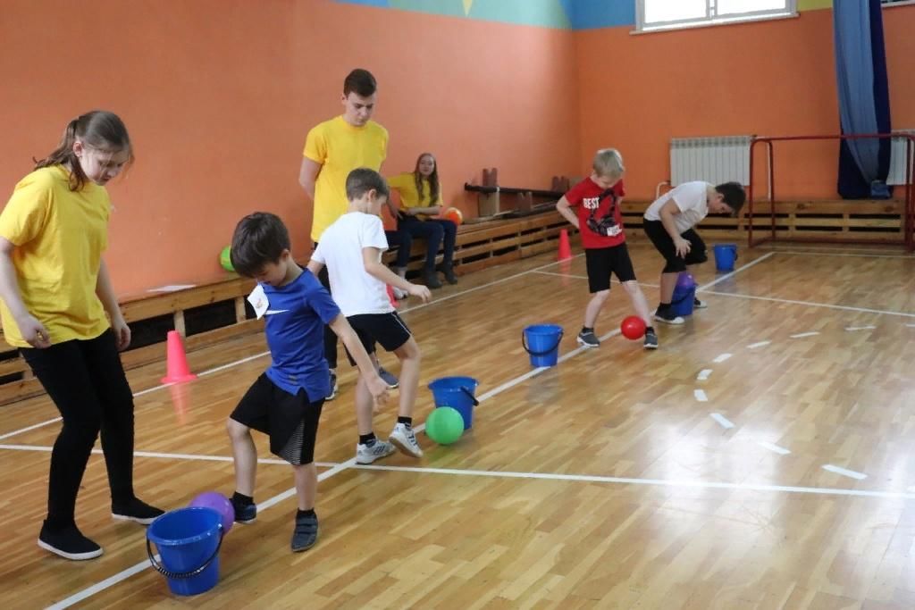 Спортивные праздники. Спортивные мероприятия в школе. Спортивный праздник в школе. Спортивный праздник школьники. Физкультурные праздники в школе.