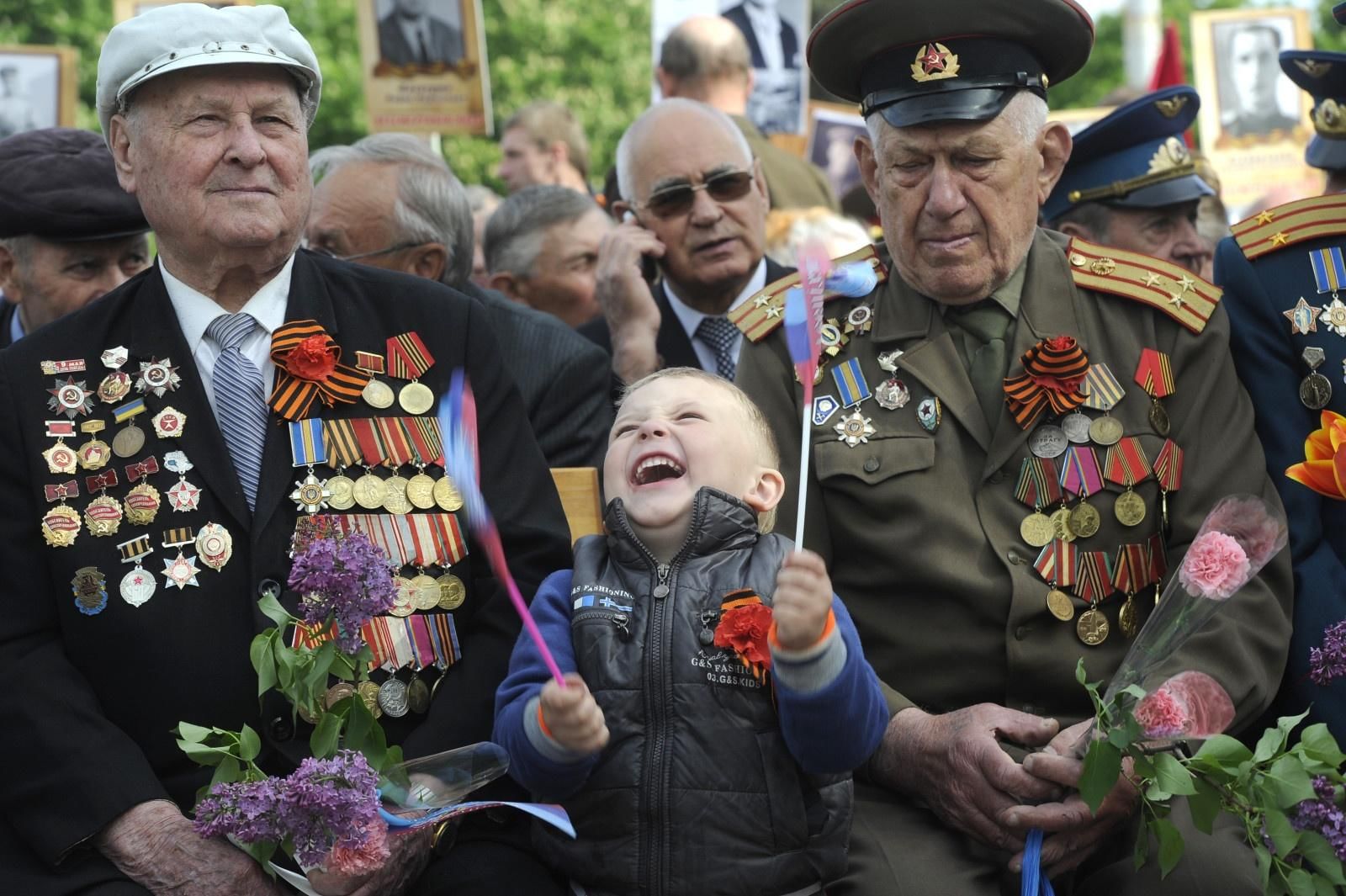 День победы со. Ветераны Великой Отечественной войны. День Победы ветераны. Ветераны и дети. День Победы ветераны и дети.