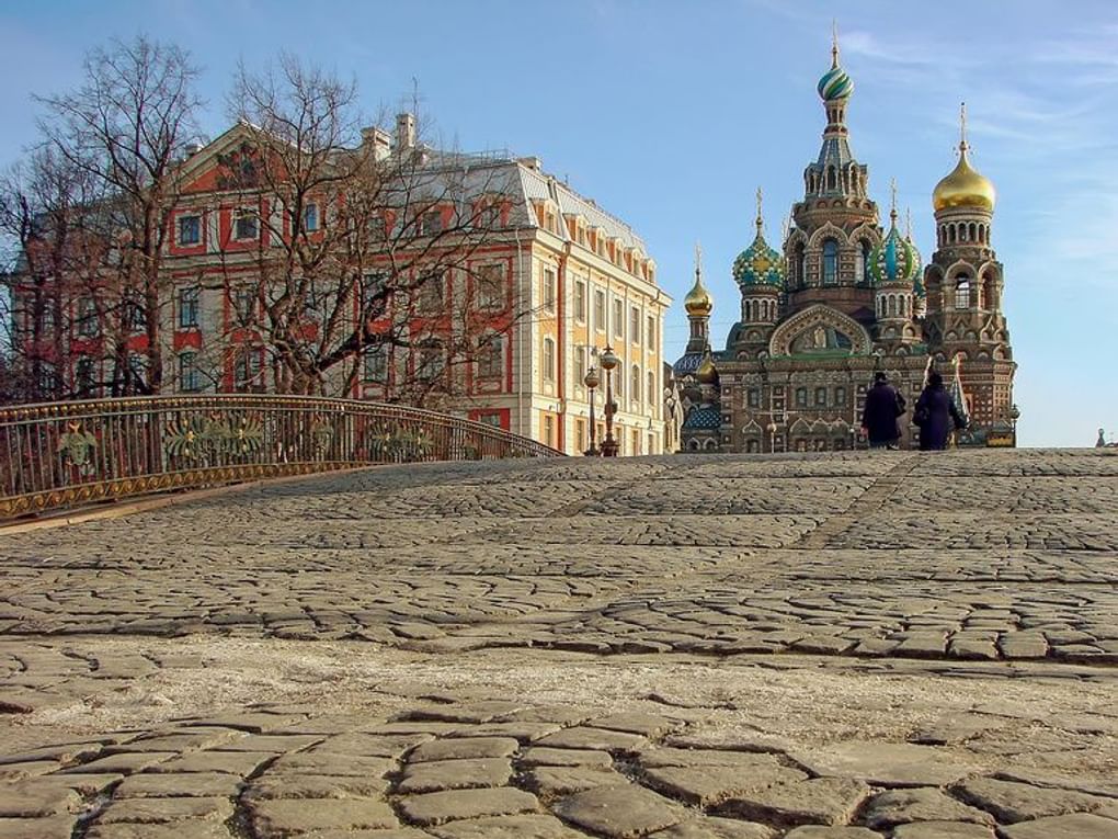 Мало-Конюшенный (Тройной) мост с видом на храм Спаса на Крови. Санкт-Петербург. Фотография: Сергей Афанасьев / фотобанк «Лори»
