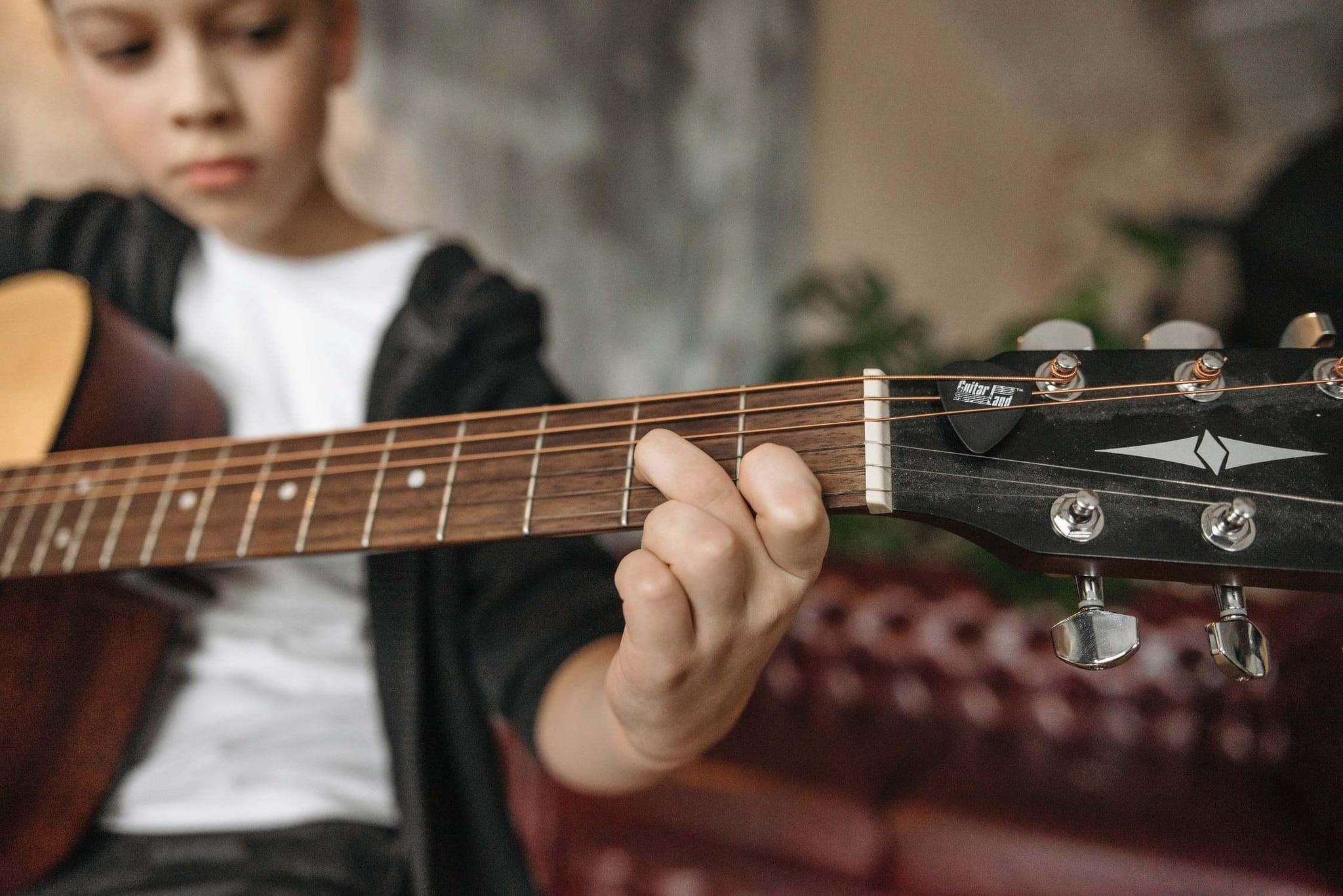 игра на гитаре ярославль. преподаватель по гитаре фото. игра на 7 струнной гитаре. уроки на гитаре ярославль. начинающий гитарист.