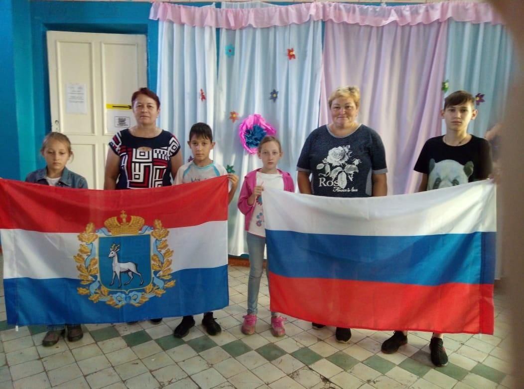 Реющий стяг. Праздник флага. Реющие знамена