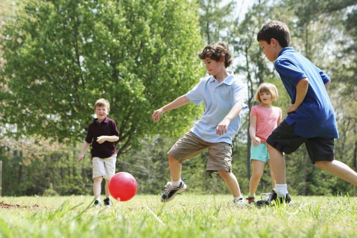 Где играют в игру малыш. Прогулки на свежем воздухе. Спортивные и подвижные игры. Игры на свежем воздухе для детей. Игры на улице для подростков.