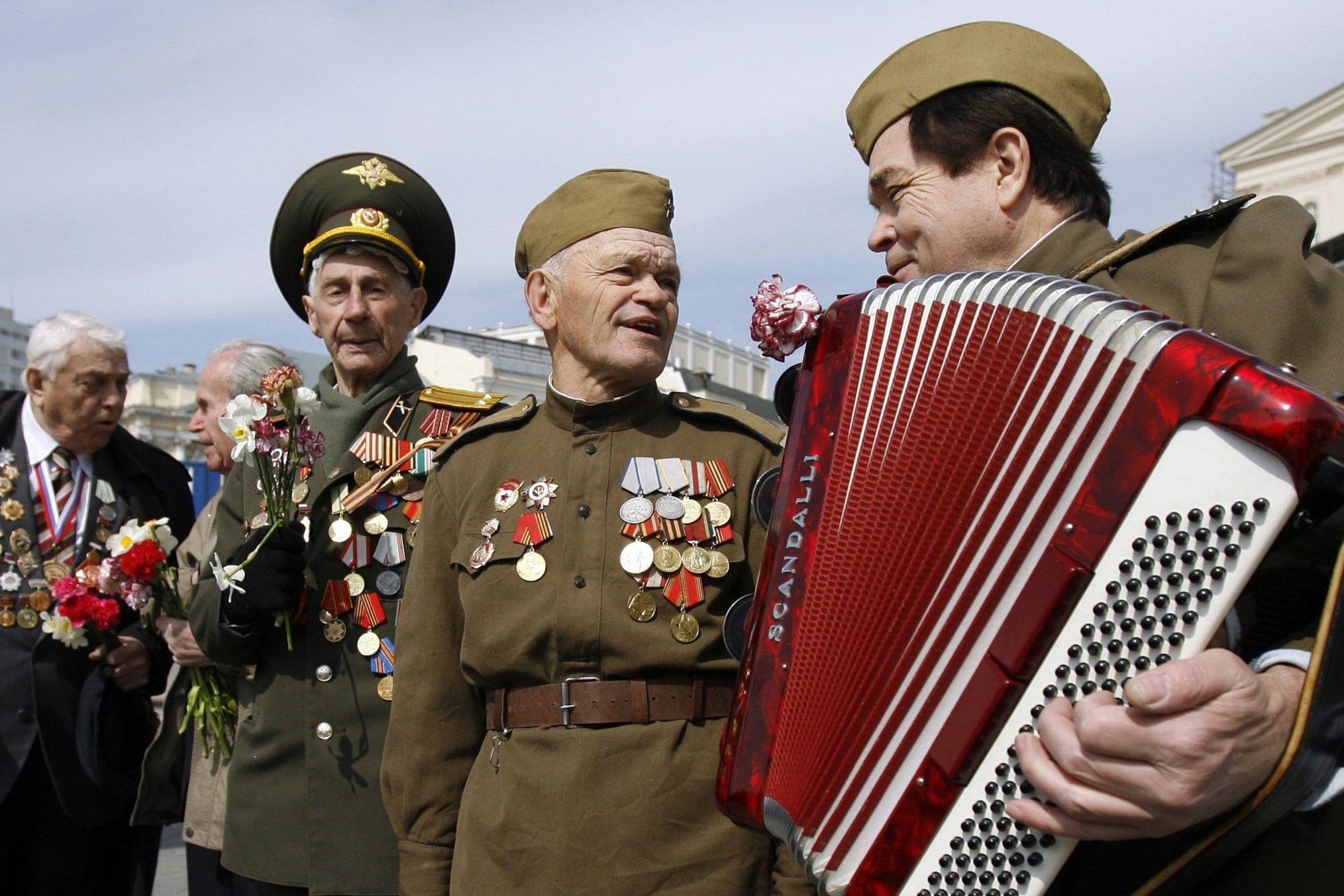 Победа песнь. Ветеран гармонь. Ветераны поют. День Победы гармонь. Солдат с гармонью Дню Победы.