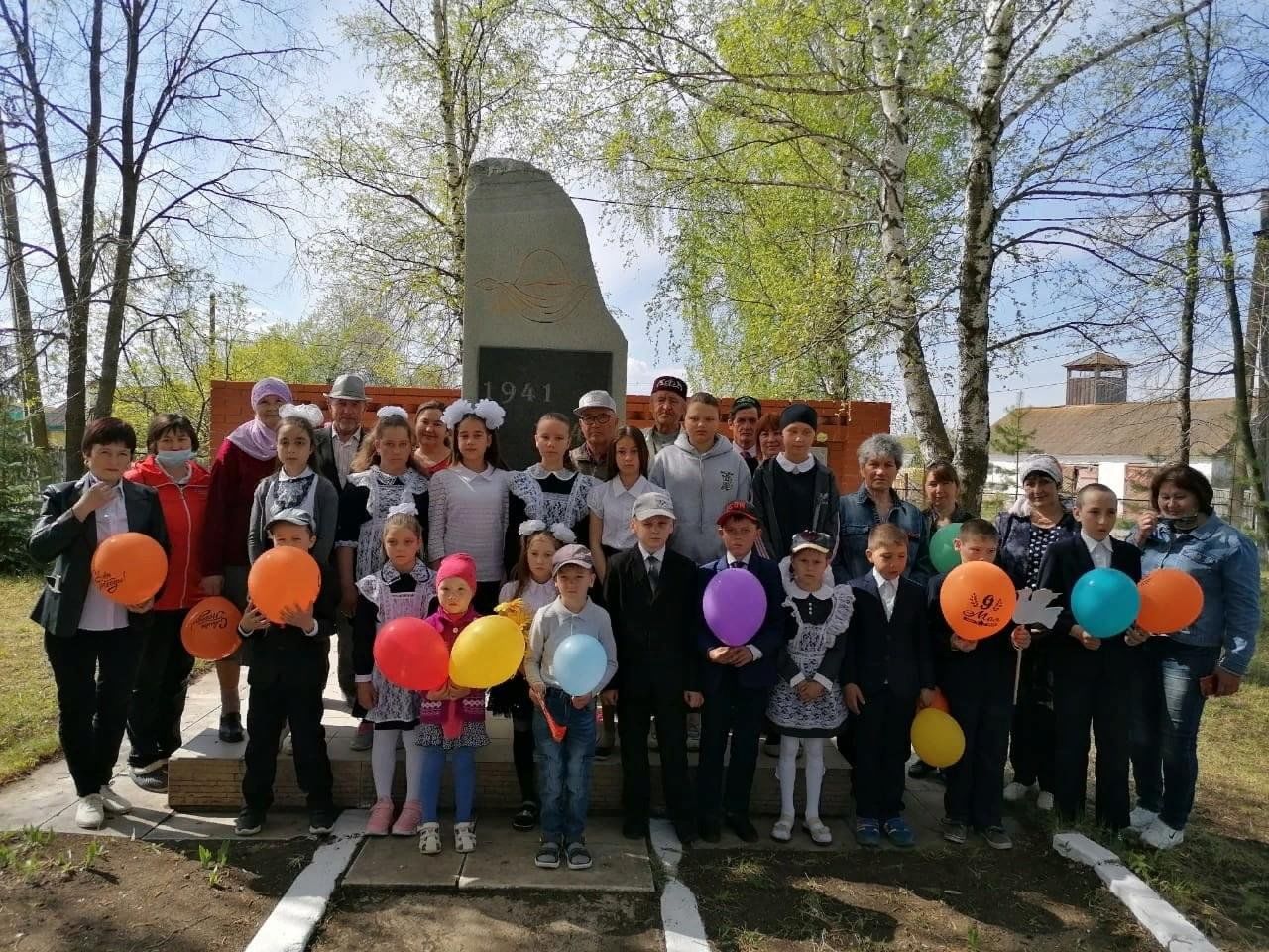 Митинг у обелиска 9 мая в селе. Митинг у обелиска. Обелиск. Деревенский Обелиск. Село Мендяново.