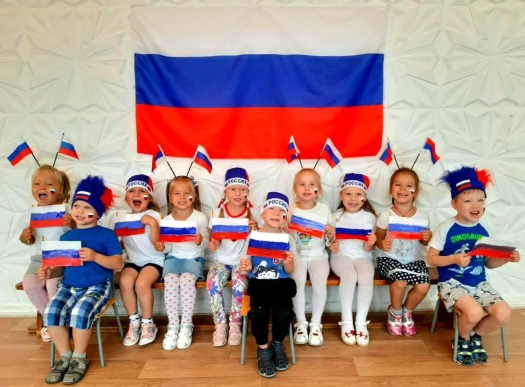 Флешмоб в детском саду ко дню флага. Дети с флажками.