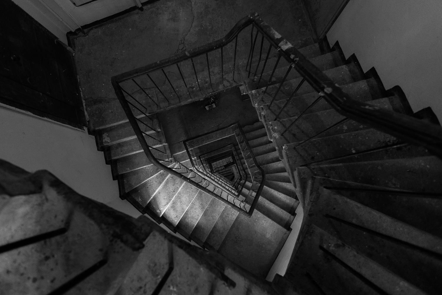 Разрушенный подъезд. Лестница вниз. Черная лестница в подъезде. Старая лестница. Бесконечная лестница в подъезде.