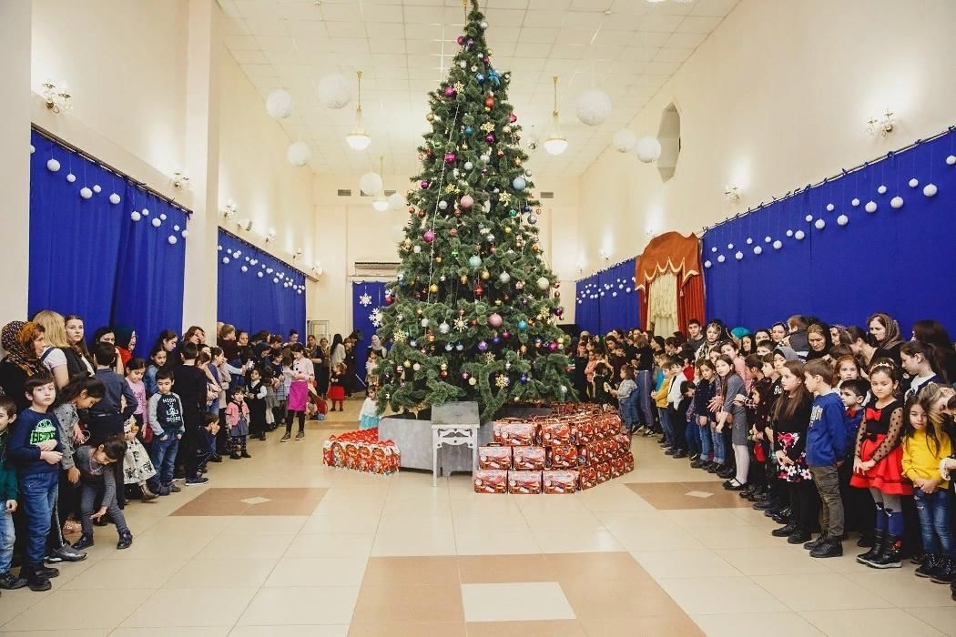 Новый год в дагестане. Новогодняя Махачкала. Празднование нового года в Дагестане. Новогодний Дагестан. Елка в Дагестане.