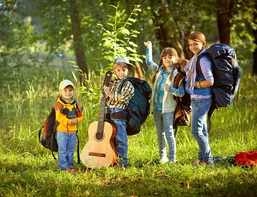 Семья играет на природе