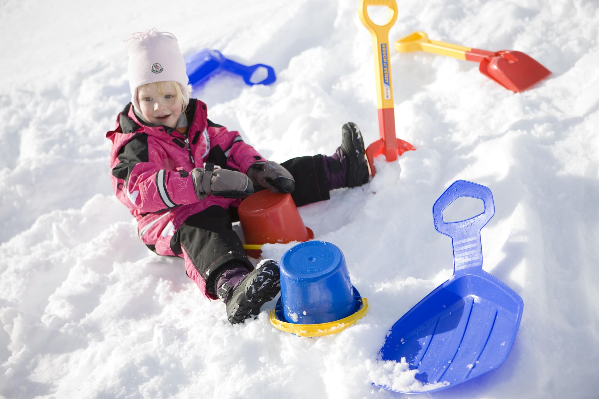 Играем со снегом. Зимние игрушки для детей. Зимние развлечения для детей. Игрушки для снега детские. Зимние игрушки для детей на улице.