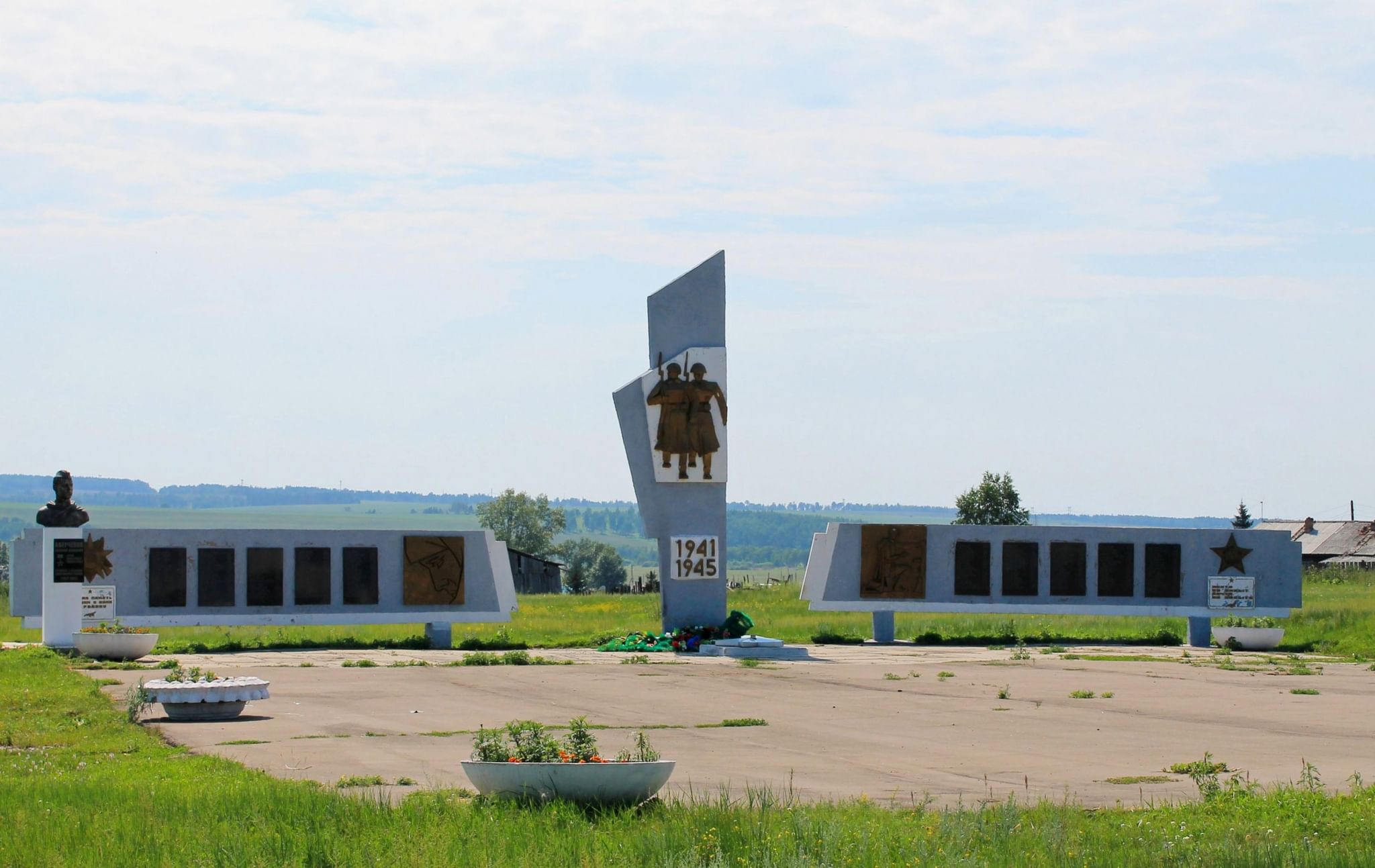 7 иркутская область. Парк памяти Залари. Достопримечательности поселка Залари. Мемориал ВОВ.Залари. Памятник морякам п.Залари и Заларинского района.