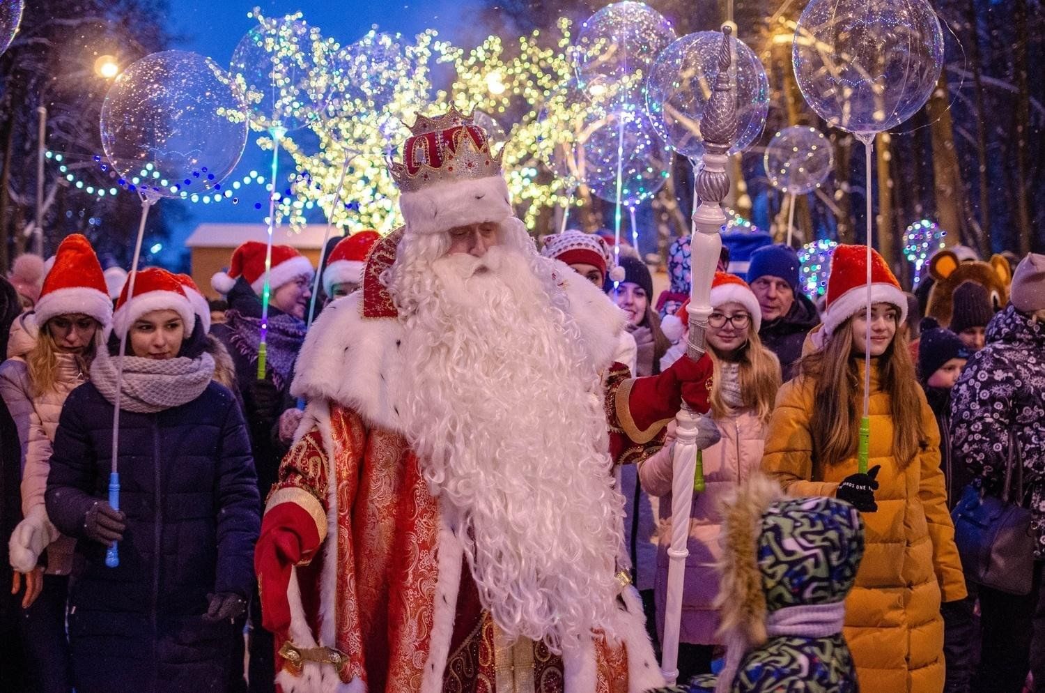 Почему новый год праздник. Новый год в России. Россети новый год. Новогодние гуляния. Новогодний праздник.