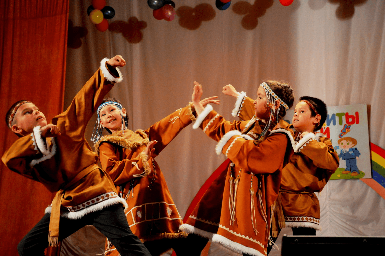 П культура. Дом культуры п. Оссора сайт. Корякский народный танец. Камчатские танцы. Дом культуры Коряки.