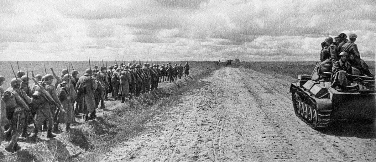 Тематическая фото - книжная экспозиция "Всего два слова Курская дуга" 2022, Прох