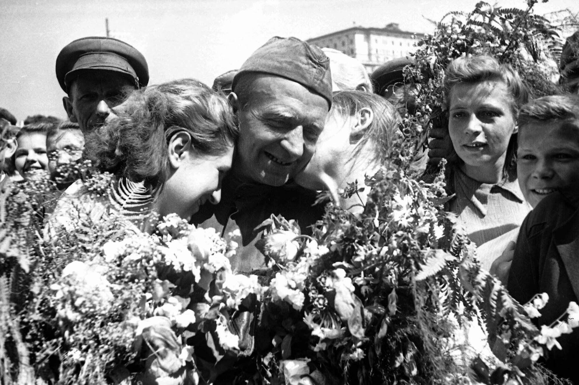 9 мая прошлый год. Кадры Победы 1945. Хроника победа 1945. Фотохроника Победы 1945.