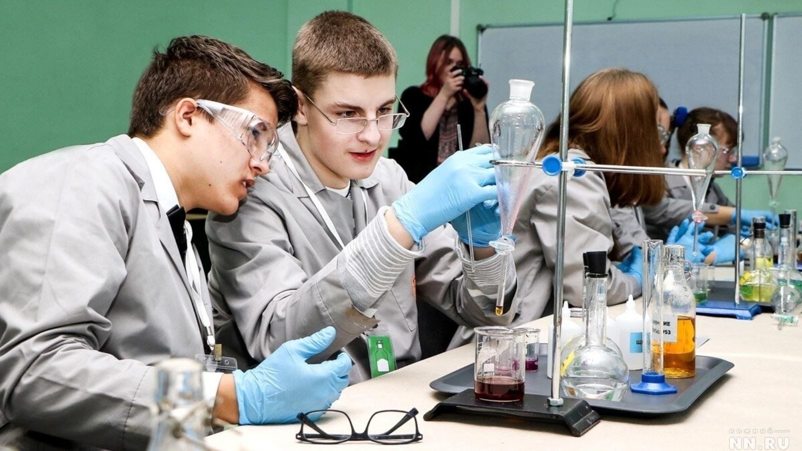 Три ученых. Молодые ученые. Молодые ученые в лаборатории. Молодые российские ученые. Молодежь и наука.