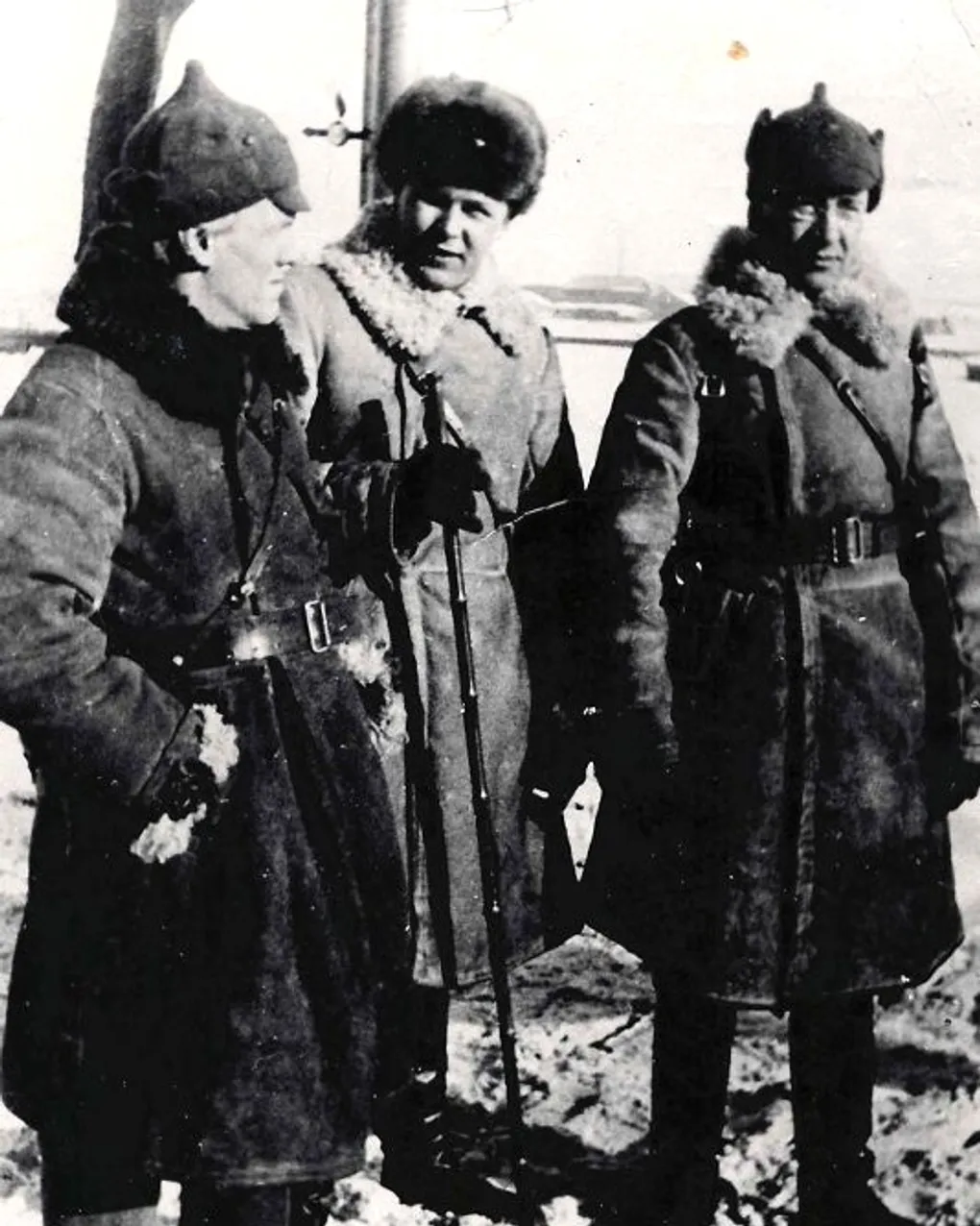 Писатель Александр Твардовский (в центре) на фронте. 1941–1945 годы. Фотография: Государственный музей обороны Москвы, Москва