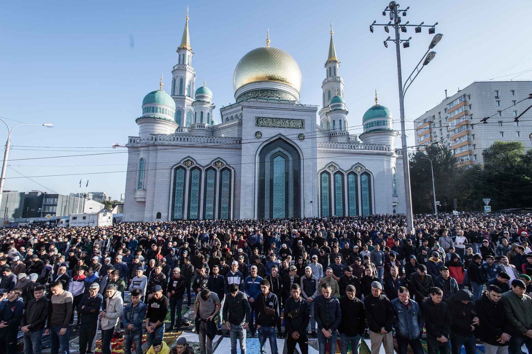Ураза в москве. Мечеть в Москве Курбан байрам. Курбан байрам в Соборной мечети Москвы.