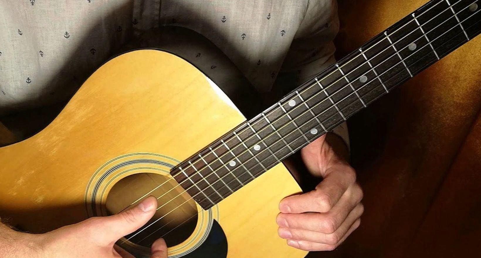 Бесплатные видео уроки игры на гитаре. Гитара с нуля. Уроки гитары с нуля. Гитара для новичка уроки. Игра на гитаре.