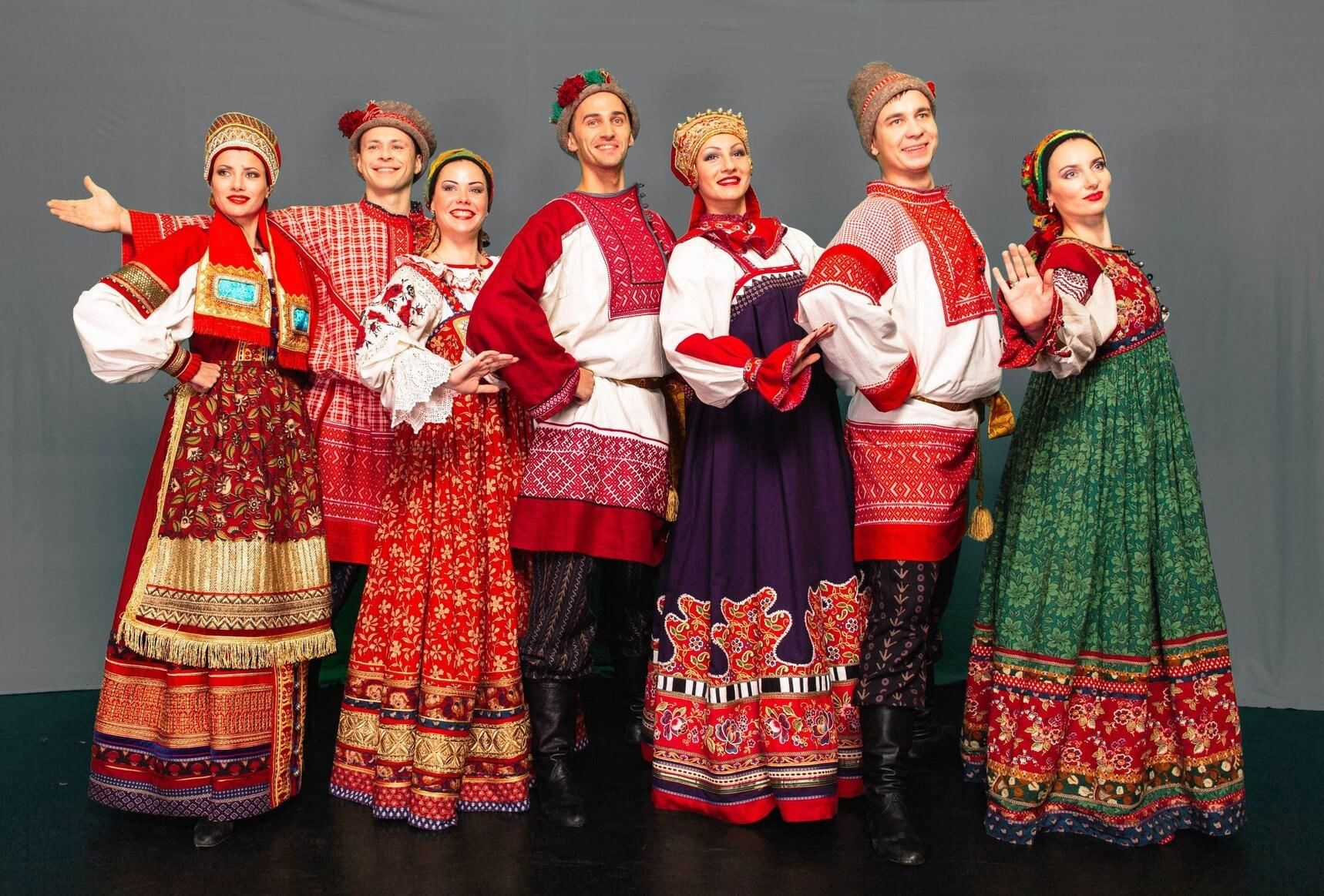 Люди в русском национальном костюме фото