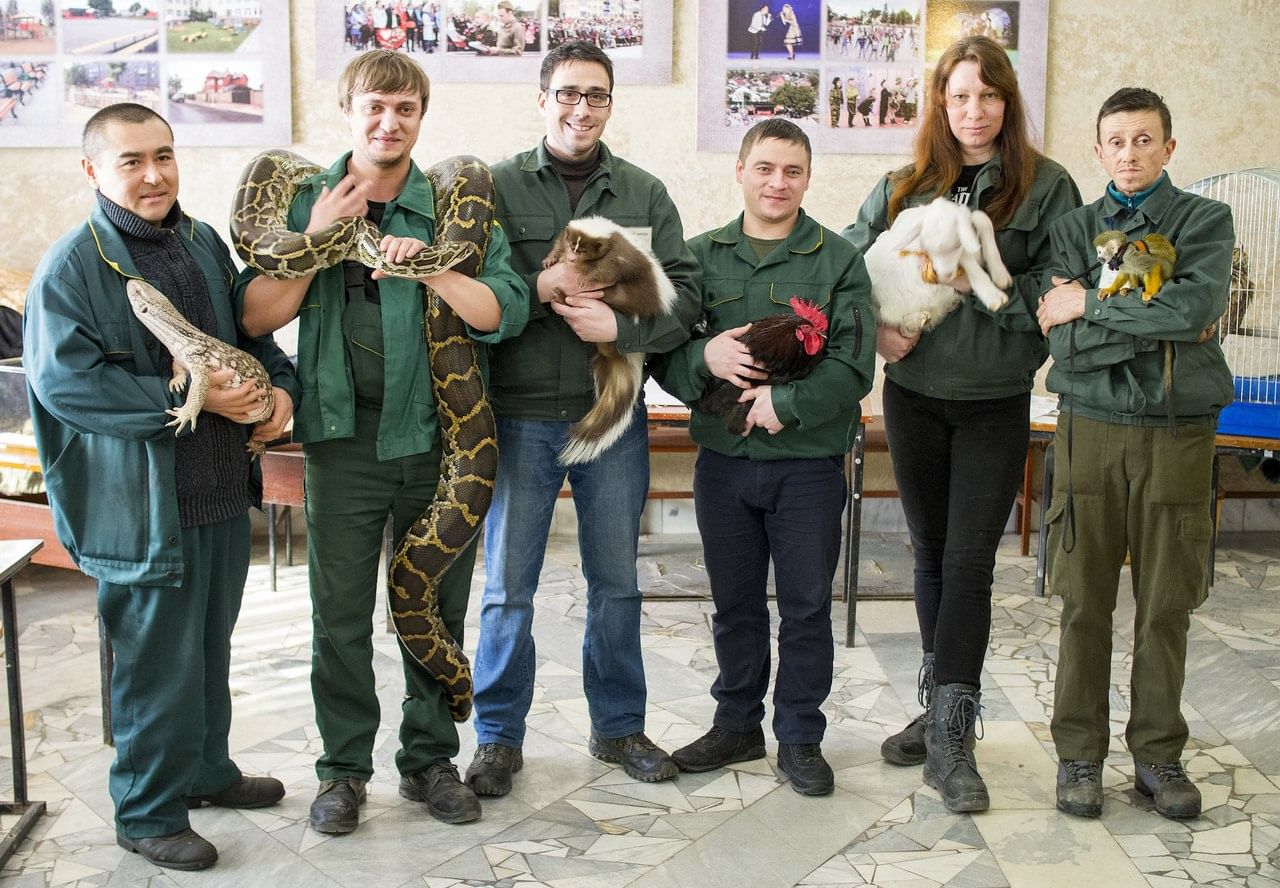 сотрудники московского зоопарка