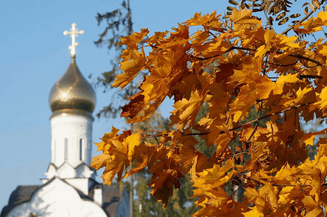 Православный октябрь. Храм Покрова Пресвятой Богородицы осенью. Осень Золотая Покрова Пресвятой Богородицы. Осень Покров. Осенние листья и храм.