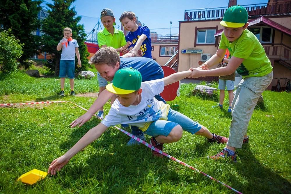 Пройти детского. Выездные мероприятия для детей. Квесты во дворе для детей. Квесты для детей на выпускной 4 класс. Квест детям на детской площадке.