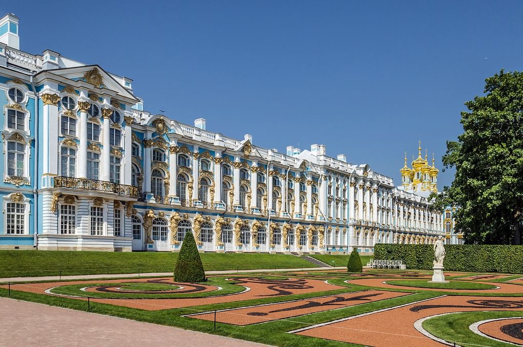 Большой Екатерининский дворец. Царское Село (Пушкин). Архитектор Франческо Бартоломео Растрелли. 1752-1756. Фотография: Фотография: Alex &#x27;Florstein&#x27; Fedorov / <a href="https://commons.wikimedia.org/w/index.php?curid=24575167" target="_blank" rel="noopener">commons.wikimedia</a> / <a href="https://creativecommons.org/licenses/by-sa/4.0" target="_blank" rel="noopener">CC BY-SA 4.0</a>