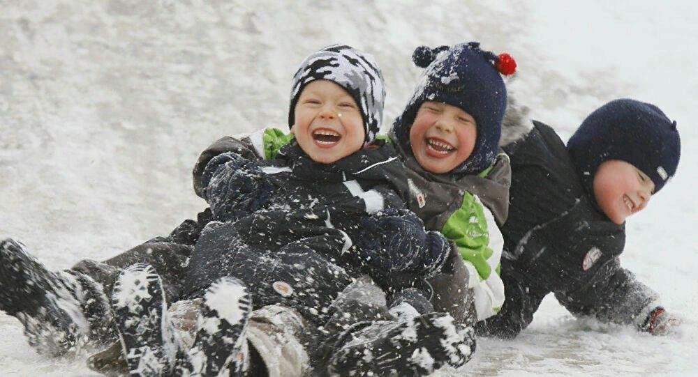 Мальчишки весело играли в снежки. Мальчишки зимой. Весёлые дети и снег. Дети кувыркаются в снегу. Мальчишка в снегу.