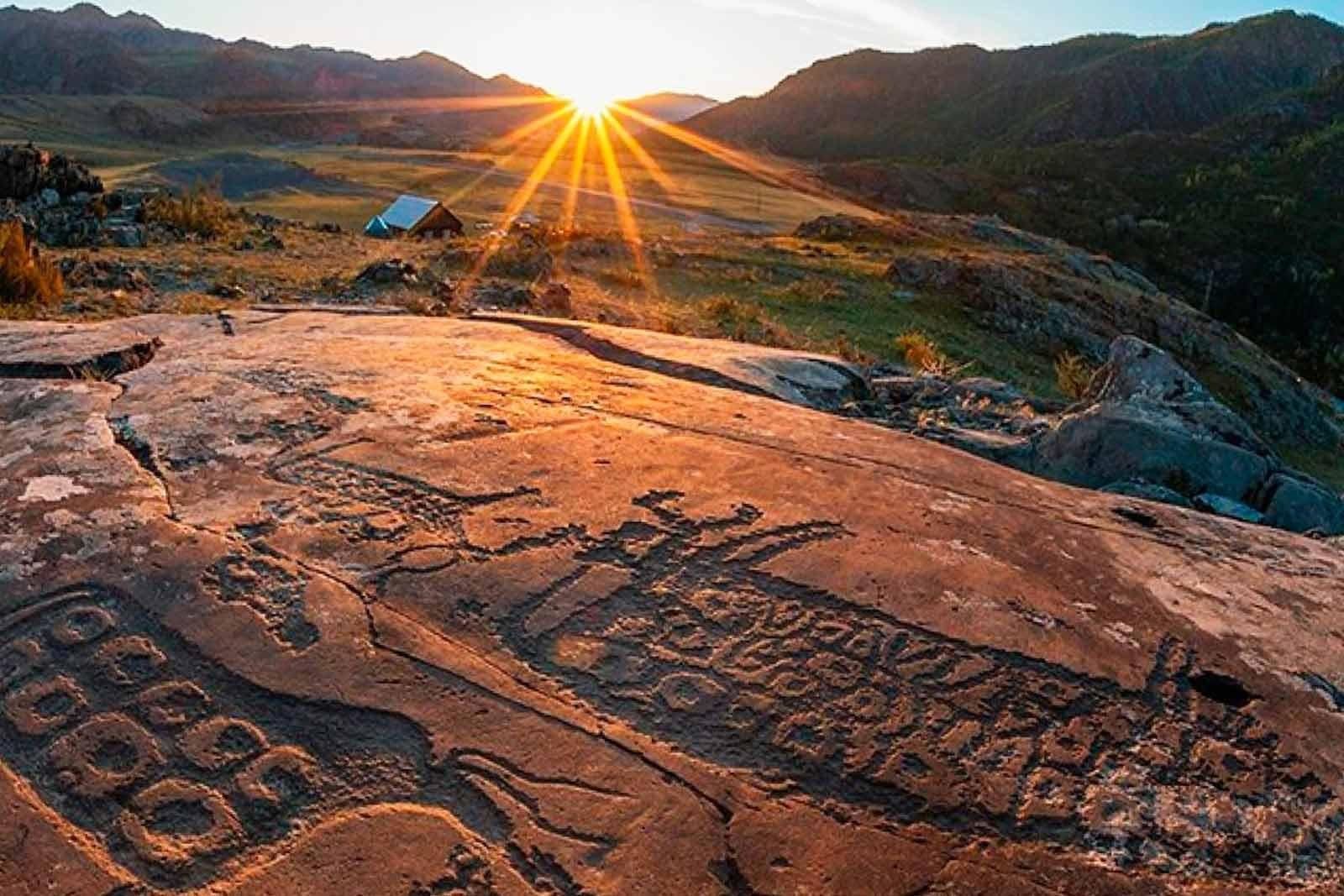 Калбак таш. Калбак-Таш петроглифы. Калбак Таш горный Алтай. Петроглифы Чуйский тракт. Петроглифы Чемал.