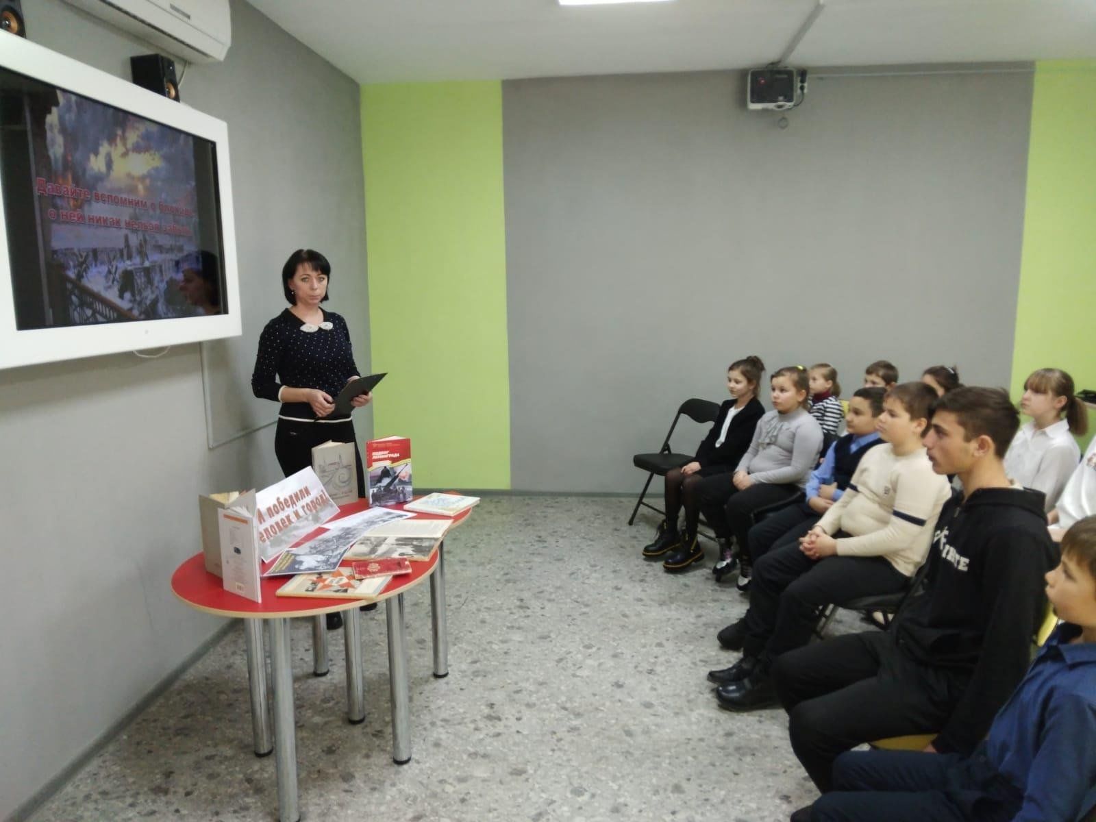 блокада ленинграда фото 900 дней и ночей. пискарёвское мемориальное кладбище. их 900 ночей у ленинграда немых. 900 дней блокады ленинграда. новости туризма фото с надписью.