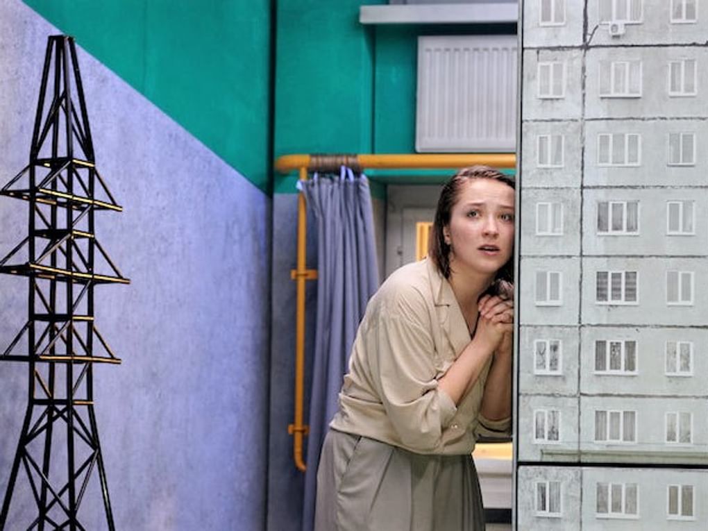 Сцена из спектакля Марины Брусникиной «В кольцах». Театр «Практика» и «Мастерская Брусникина», Москва. Фотография: Александр Куров / <a href="https://www.goldenmask.ru/spect_2475.html" target="_blank" rel="noopener">goldenmask.ru</a>