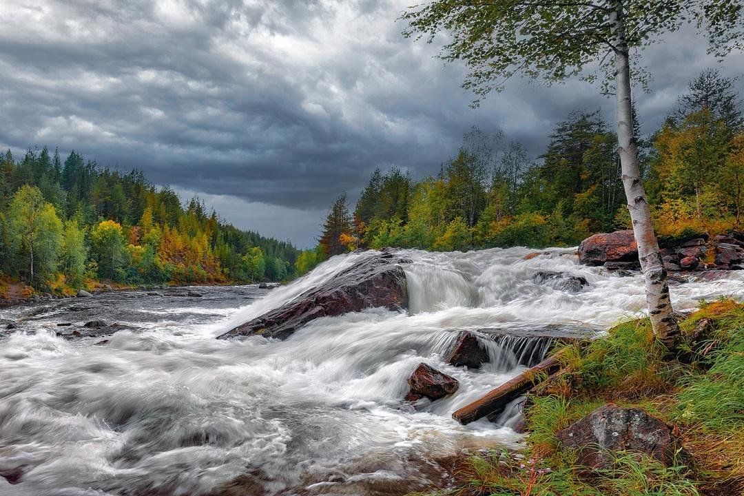 Живой крас. Река Колвица. Черный Падун. Море, волны. Черный Падун фото.