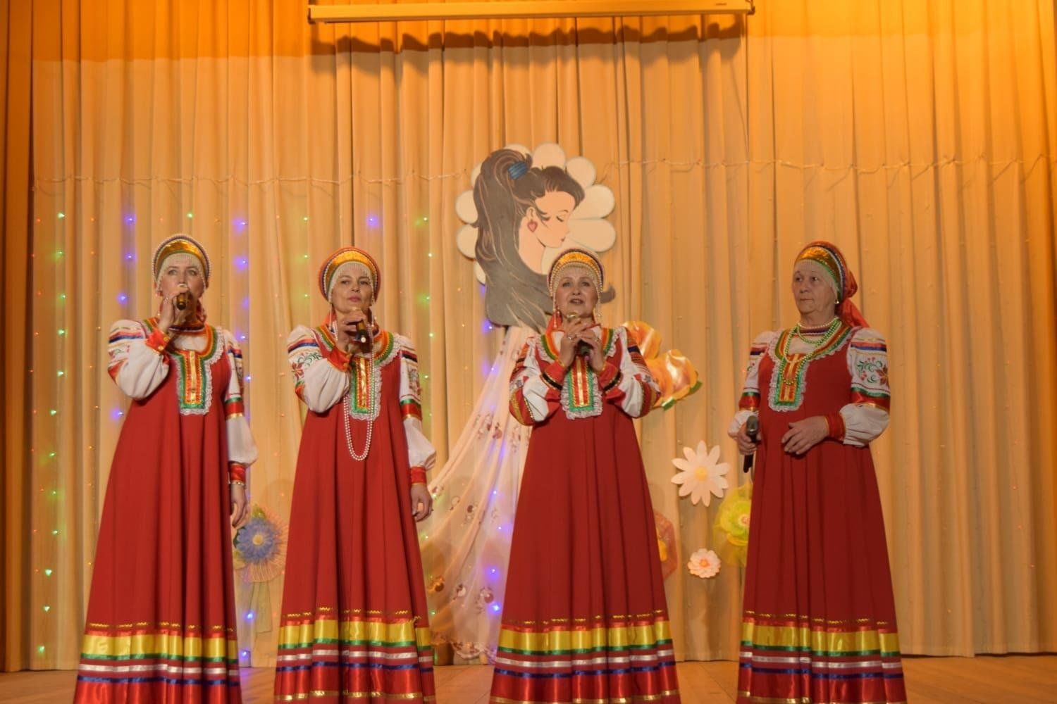 С днем культуры. С днем работника культуры музыканту. День культуры песня. Гимн культработника. Цветы на пианино.