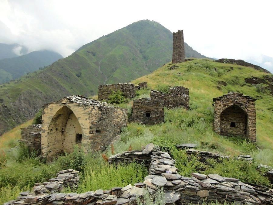 Аулов р. Галанчожский район Чеченской Республики. Некрополь царицы Тамары КЧР. Итум-Калинский район Дишни мохк. Чеченская сакля.