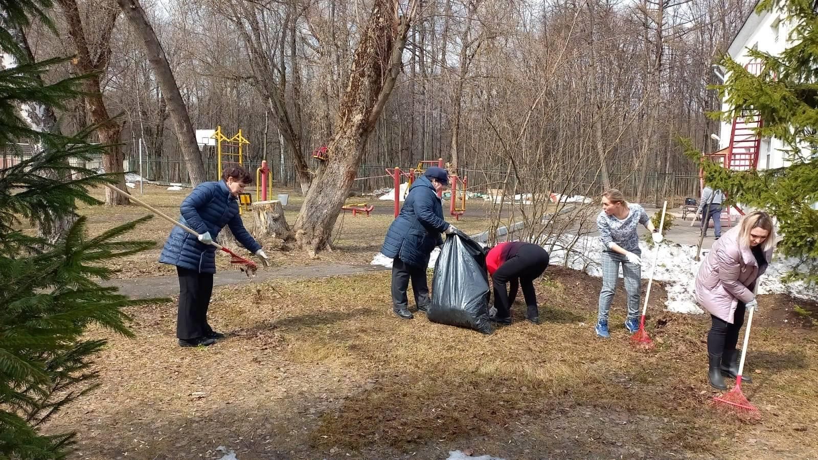 Труд вместе. Школьный субботник. Субботник в школе. Субботник 2022. Субботник в Москве.