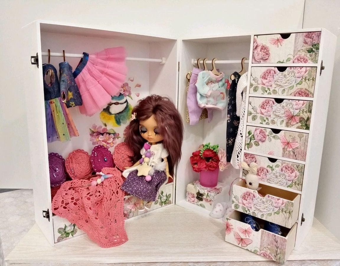 шкаф с вешалками для кукол