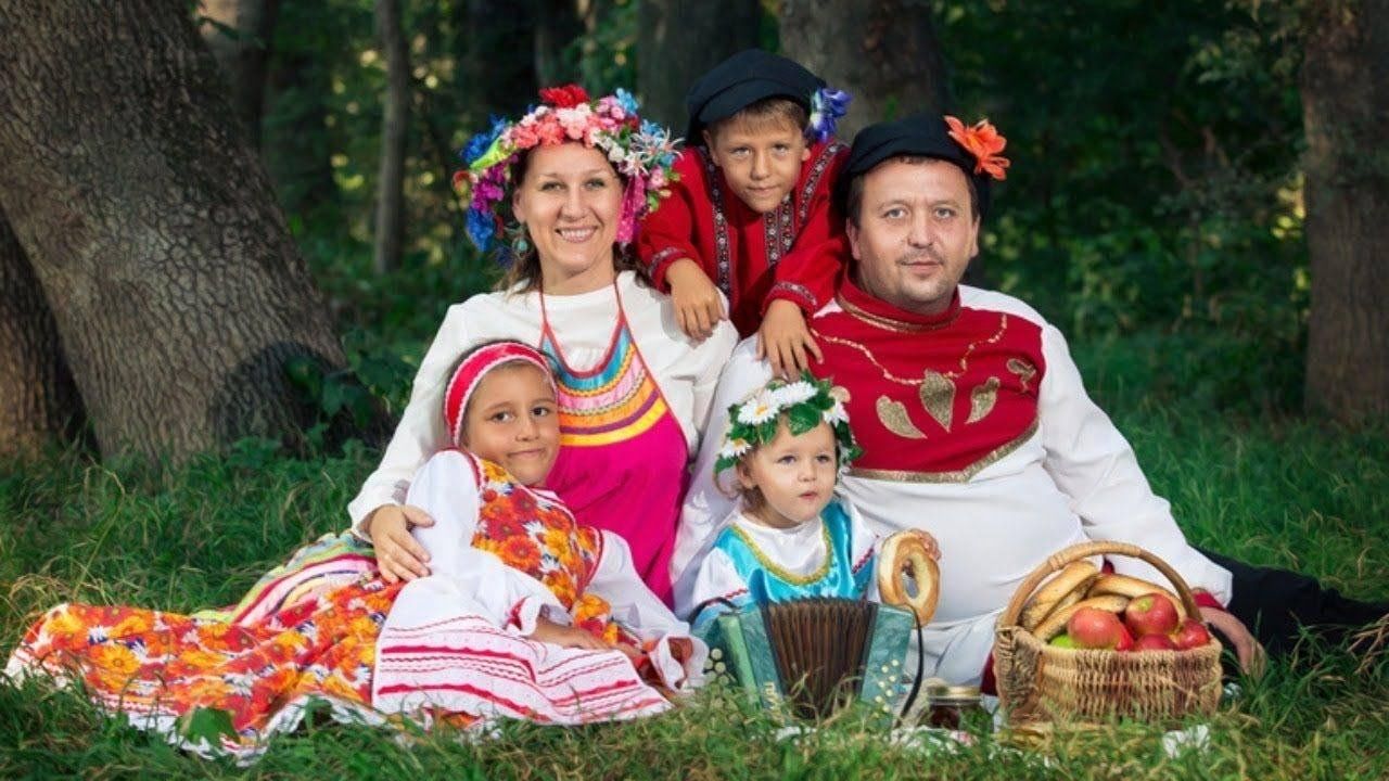 Традиционные русские семейные ценности. Фотосессия в русском народном стиле. Семейные праздники. Семья в национальных костюмах.