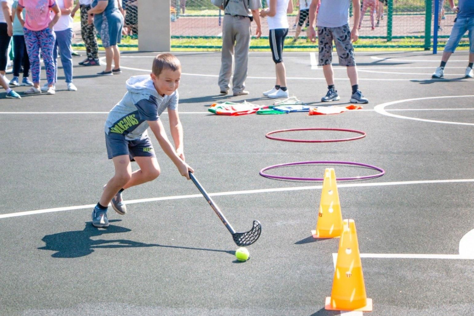Цса независимость новосибирск. Спорт бег. Независимость новосибирск. Растапливание снега зимой на улице. Люди в городе.