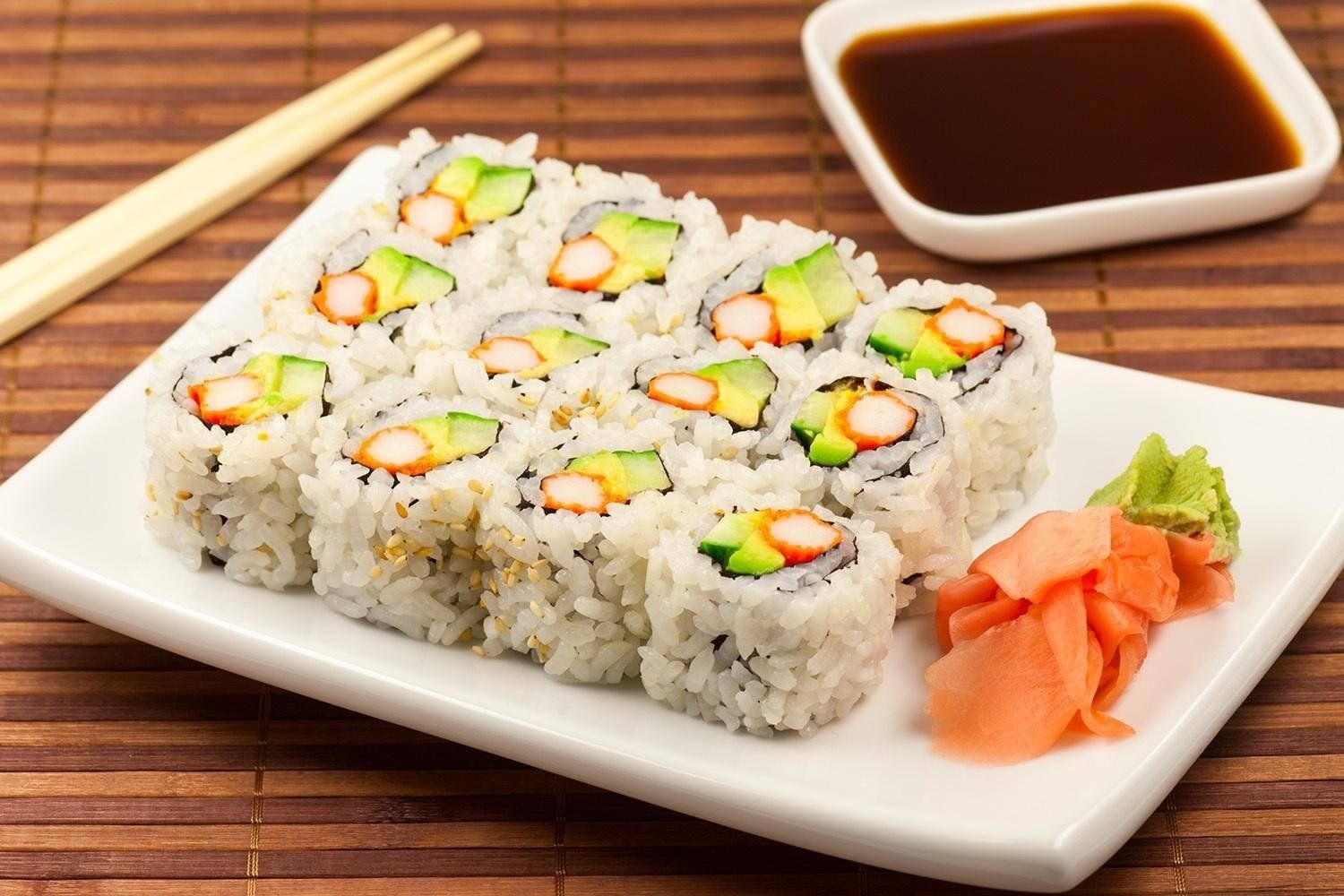 Роллы класс. Суши роллы Калифорния. Суши Калифорния Вайт. California Roll. Королевский ролл.