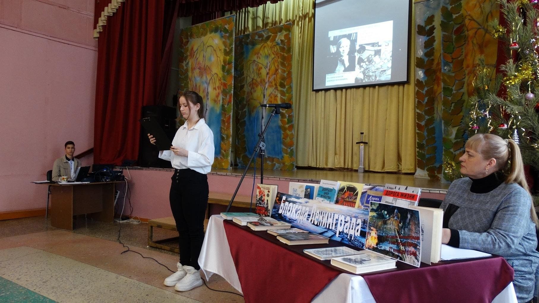 тренинг для руководителей. тренинги для сотрудников. проведение презентации книги. бизнес картинки для презентаций. проводит презентацию.