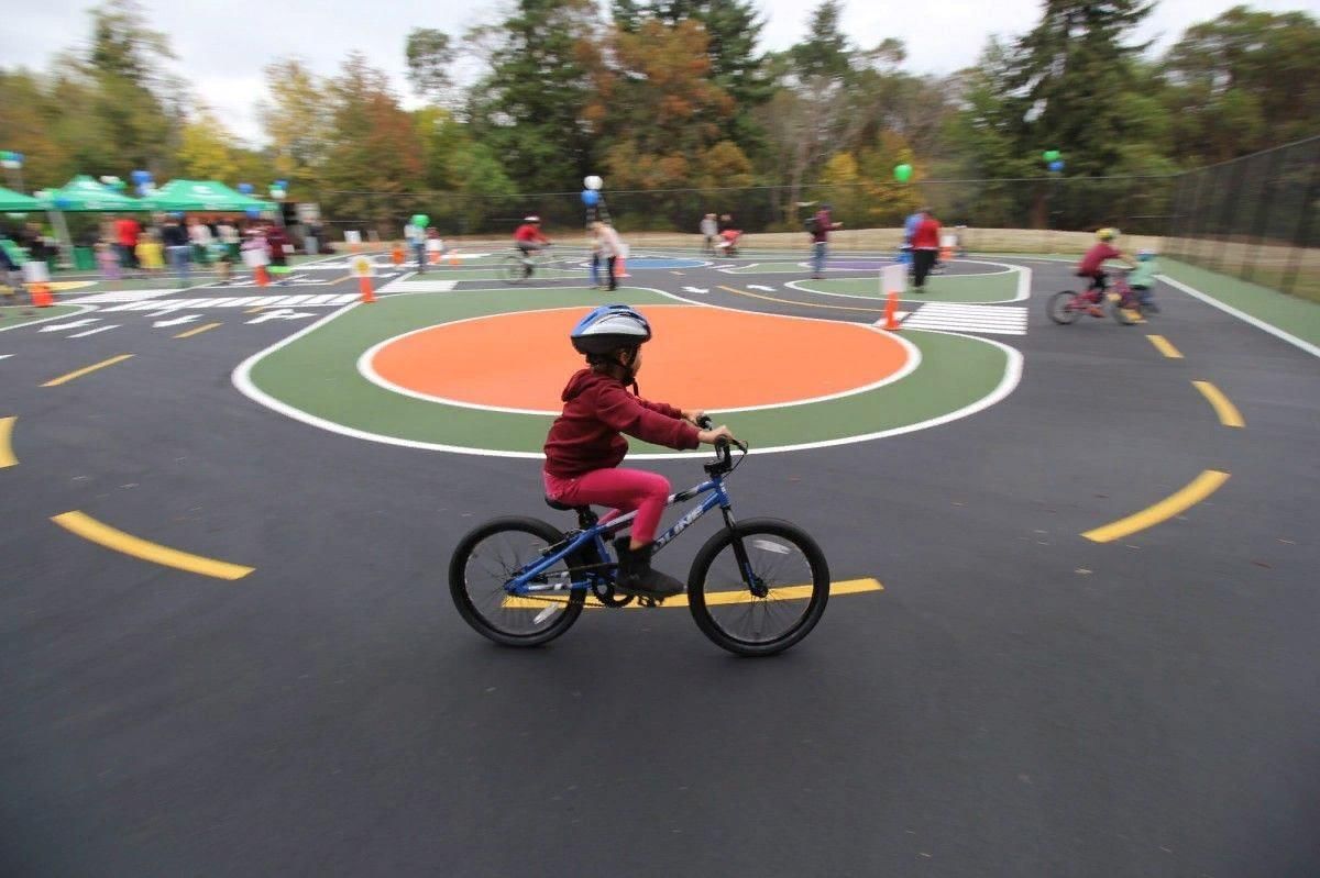 Ребенок велосипедная дорожка. Площадка для катания на велосипедах. Велосипедная дорожка в детском саду. Площадки для езды на велосипеде. Велодорожки детские.