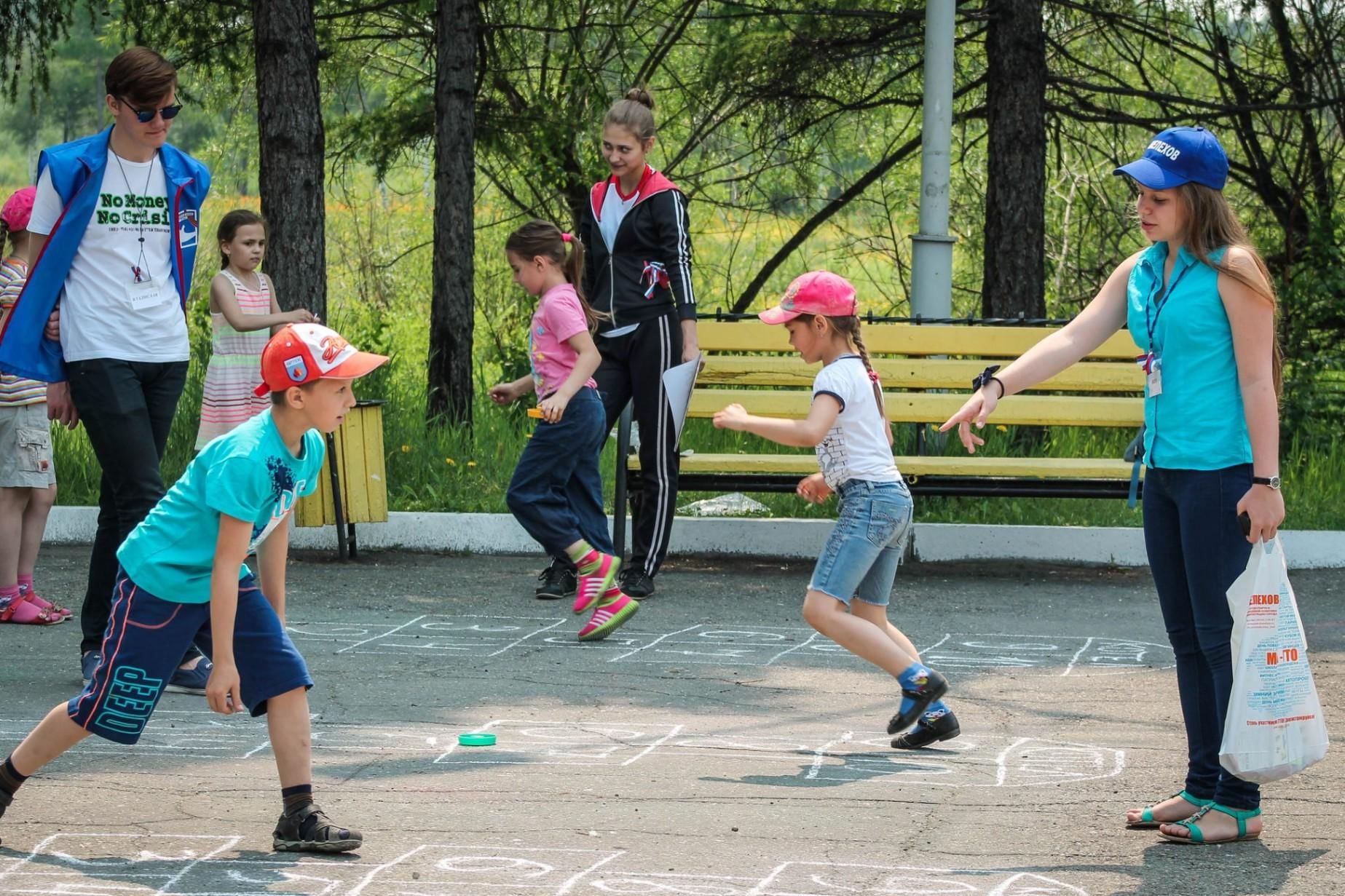 Игры во время пар. Дворовые игры. Детские дворовые игры. Дети во дворе. Спортивная игровая программа.