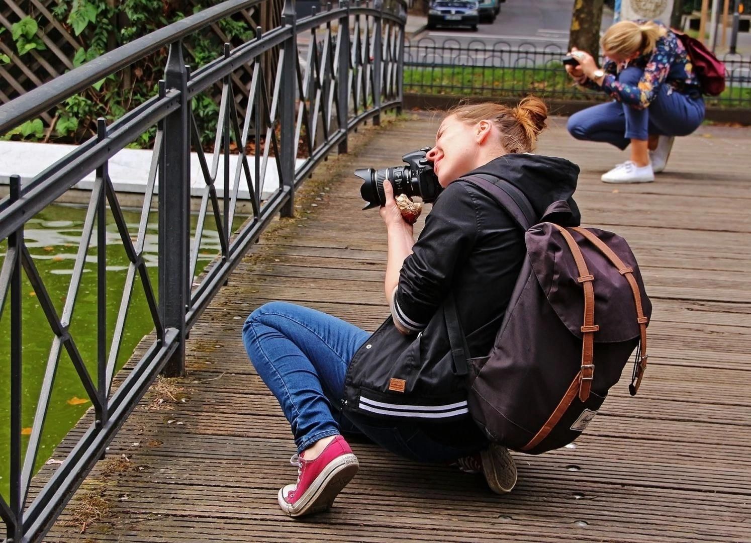 Ракурс это. Ракурс в фотографии. Ракурс фотограф. Фотограф фотографирует людей на улице. Ракурс для съемки человека.