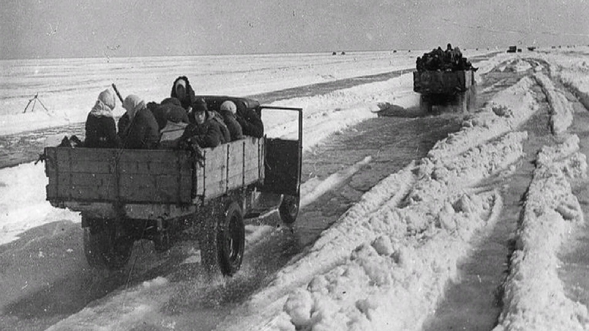 Автомобиль дороги жизни. Блокада Ленинграда Ладожское озеро дорога жизни. Дорога жизни Ленинград. Ладожская дорога жизни 1941. Ленинград 1941 дорога жизни.