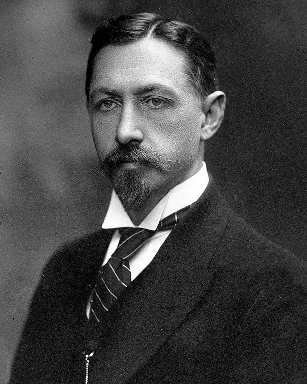 Иван Бунин. 1890 год. Фотография: <a href="https://commons.wikimedia.org/wiki/File:Ivan_Bunin_(sepia).jpg" target="_blank">Wikimedia Commons</a> / <a href="https://creativecommons.org/publicdomain/mark/1.0/deed.ru" target="_blank">Public domain</a>