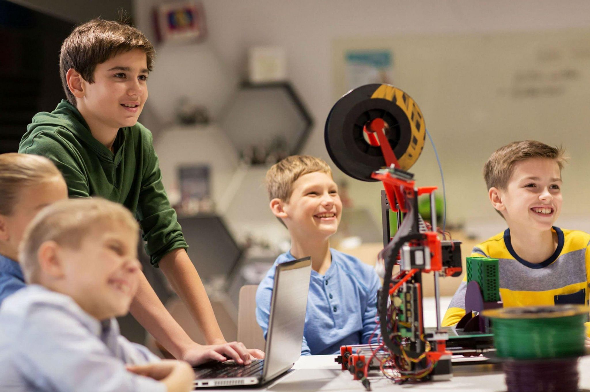В кружке робототехники занимаются ученики разных классов. Робототехника для детей. Роботостроение для детей. Робототехника в школе. Робототехника для дошкольников.