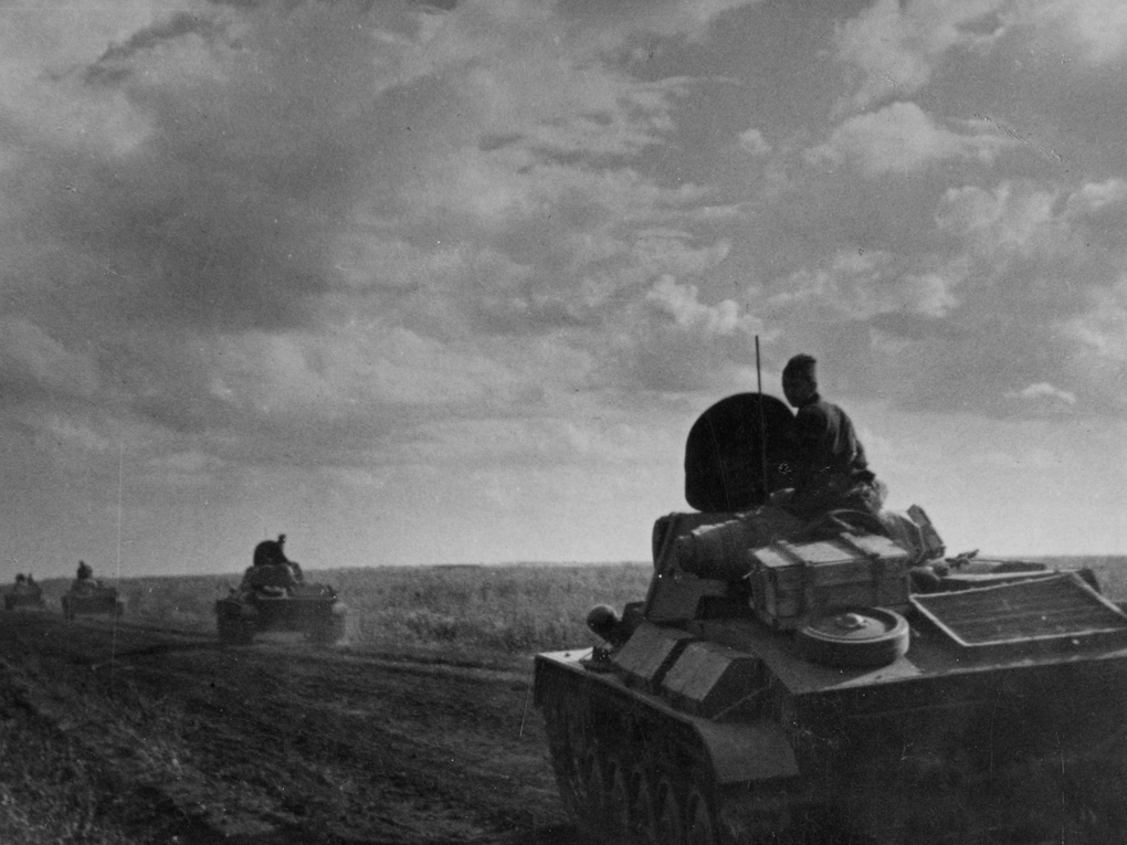 Советские танки, направляющиеся на линию фронта на Белгородском направлении Курской битвы во время Великой Отечественной войны. 1943 год. Фотография: Федор Левшин / Красная звезда / ТАСС