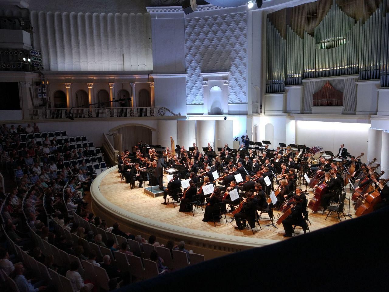 концертный зал чайковского москва